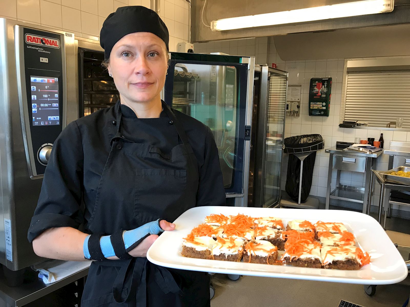 Annika Ingelson Cales, köksmästare på Johannesbergsgatan 2, är en av tio nominerade till Årets Seniorkock 2019. Här med morotskakor på fatet.